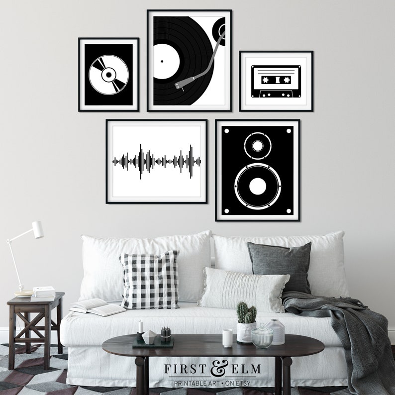 Pu&ograve; includere: Set di cinque stampe d'arte da parete stampabili in bianco e nero con illustrazioni a tema musicale. Le stampe includono un giradischi, una musicassetta, un altoparlante, un'onda sonora e un disco in vinile.