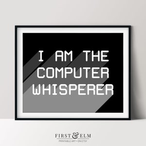 Puede incluir: Impresión de arte imprimible en blanco y negro con el texto "I am the computer whisperer" en una fuente sans-serif blanca. El texto está superpuesto sobre un fondo negro con rayas diagonales grises.