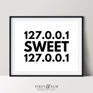 Könnte beinhalten: Schwarz-weißer druckbarer Kunstdruck mit dem Text "127.0.0.1 SWEET 127.0.0.1" in fetter Schrift.
