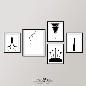 Puede incluir: Conjunto de cinco impresiones de arte de pared imprimibles en blanco y negro con ilustraciones de temática de costura. Las impresiones incluyen un par de tijeras, una aguja e hilo, un alfiletero, un dedal y una máquina de coser.