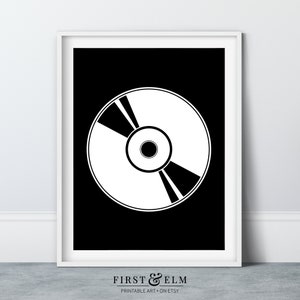 Pu&ograve; includere: Una stampa d'arte stampabile in bianco e nero con un'illustrazione stilizzata di un disco compatto.