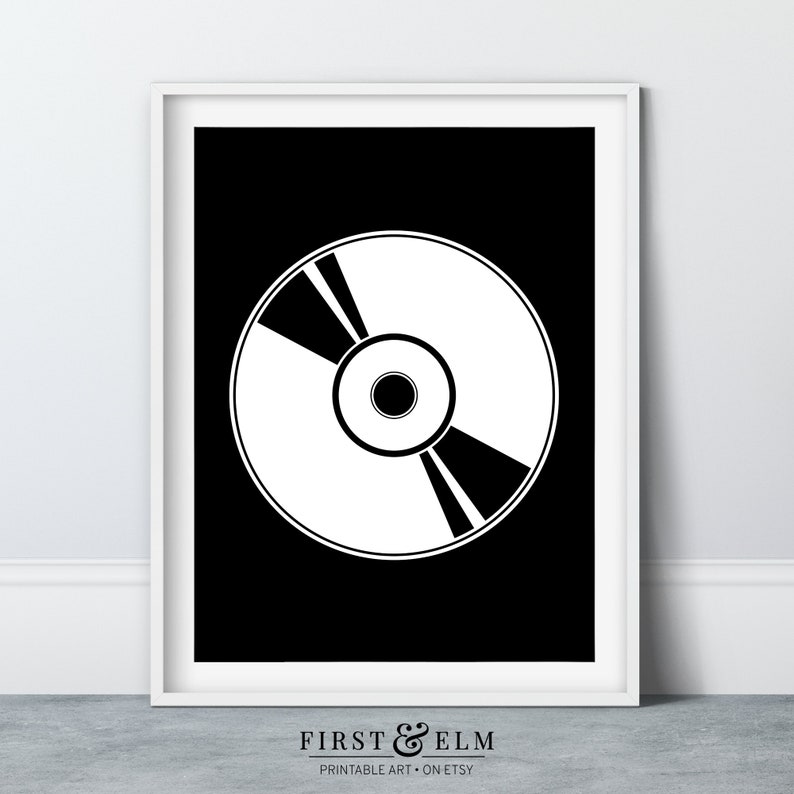Pu&ograve; includere: Una stampa d'arte stampabile in bianco e nero con un'illustrazione stilizzata di un disco compatto.