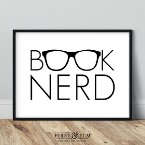 Może przedstawiać: Czarno-biała drukowalna grafika ścienna z tekstem "BOOK NERD" i parą okular&oacute;w.