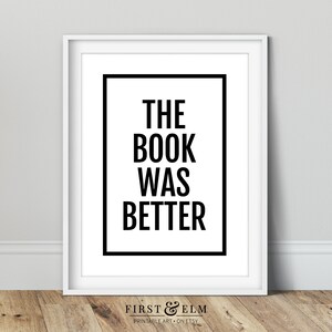 Może przedstawiać: Czarno-biała drukowalna grafika ścienna z tekstem "The book was better" pogrubioną czcionką.