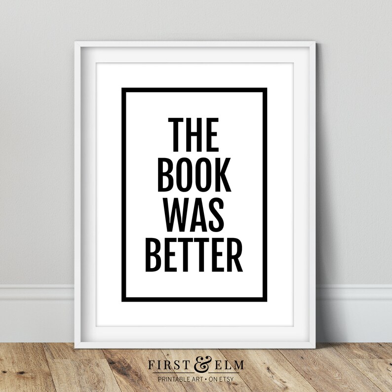 Może przedstawiać: Czarno-biała drukowalna grafika ścienna z tekstem "The book was better" pogrubioną czcionką.