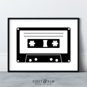Pu&ograve; includere: Illustrazione in bianco e nero di un nastro cassette. Il nastro &egrave; in uno stile semplice e minimalista.