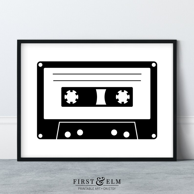 Pu&ograve; includere: Illustrazione in bianco e nero di un nastro cassette. Il nastro &egrave; in uno stile semplice e minimalista.