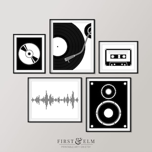 Pu&ograve; includere: Set di cinque stampe d'arte da parete stampabili in bianco e nero con illustrazioni a tema musicale: un giradischi, una musicassetta, un CD, un'onda sonora e un altoparlante.