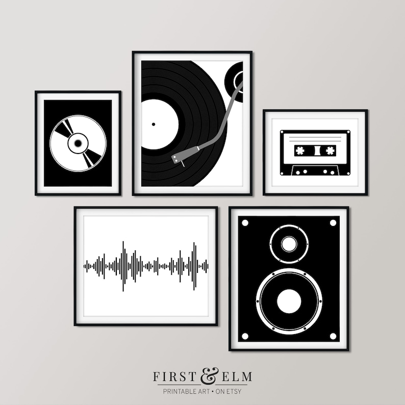 Pu&ograve; includere: Set di cinque stampe d'arte da parete stampabili in bianco e nero con illustrazioni a tema musicale: un giradischi, una musicassetta, un CD, un'onda sonora e un altoparlante.