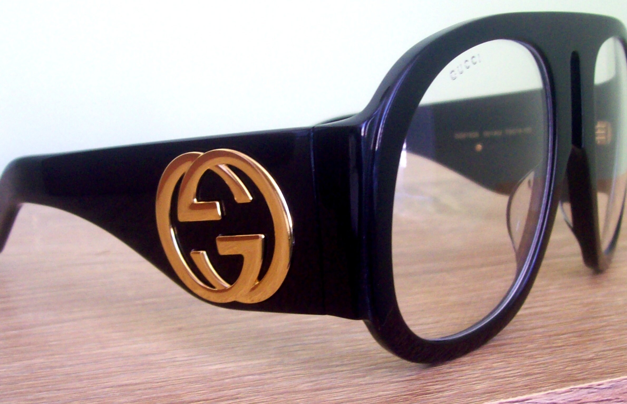 gucci sunglasses with gucci logo on lens