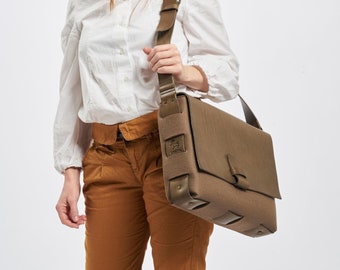 Messenger bag made with 100% wool felt & vegetable-tanned Italian leather - in color combination caffe with beige-grey
