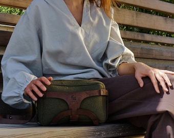 Crossbody bag with sophisticated concept made with sustainable materials in color combination - Moos / Brown