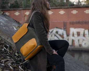 Backpack in minimalistic design made of 100% wool felt & vegetable-tanned Italian leather - in colors moos / yellow