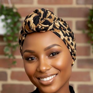 Turbante anudado con estampado de leopardo y forro de satén para mujer