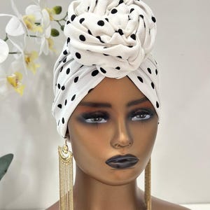 Chapéu turbante pré-amarrado com forro de cetim | Turbante pré-amarrado feminino para o dia a dia | Turbantes fáceis de usar | Cachecóis para alopecia | Turbante para quimioterapia White Polka