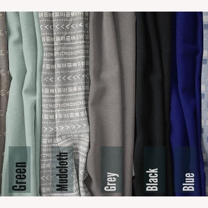 Puede incluir: Una colecci&oacute;n de muestras de tela en varios colores y patrones, incluyendo gris con un patr&oacute;n de luna, verde, gris con un patr&oacute;n geom&eacute;trico, gris, negro, azul y azul con un patr&oacute;n cuadrado. Las muestras de tela est&aacute;n etiquetadas con sus nombres: Moons, Green, Mudcloth, Grey, Black, Blue y Blue Squares.