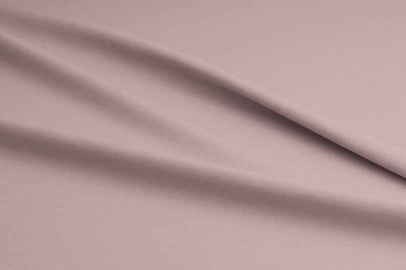 Puede incluir: Una tela suave de color rosa p&aacute;lido con pliegues y arrugas suaves.