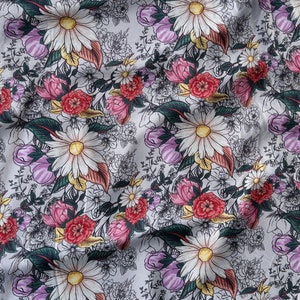Puede incluir: Tela blanca con estampado floral con grandes margaritas blancas, rosas rosas y rojas y hojas verdes.