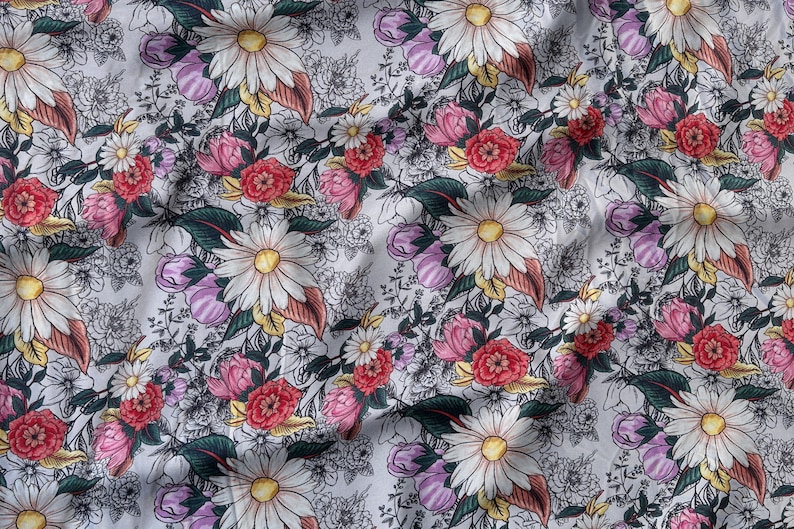 Puede incluir: Tela blanca con estampado floral con grandes margaritas blancas, rosas rosas y rojas y hojas verdes.
