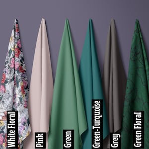 Puede incluir: Seis muestras de tela colgadas en una pared morada. Las muestras son de los siguientes colores y patrones: blanco floral, rosa, verde, verde turquesa, gris y verde floral.