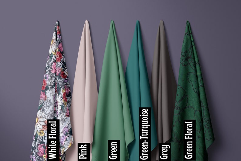 Puede incluir: Seis muestras de tela colgadas en una pared morada. Las muestras son de los siguientes colores y patrones: blanco floral, rosa, verde, verde turquesa, gris y verde floral.
