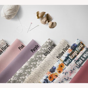 Puede incluir: Diez muestras de tela con diferentes patrones florales y colores s&oacute;lidos. Las muestras est&aacute;n etiquetadas con los siguientes nombres: Beige, Floral rosa, Rosa, Morado, Floral gris, Floral amarillo, Floral naranja marino, Floral rosa y blanco, Rojo coral.