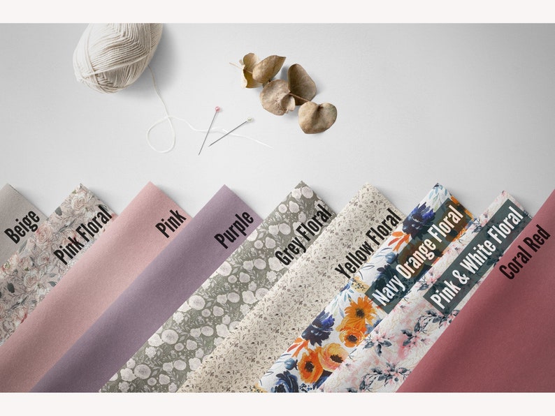 Puede incluir: Diez muestras de tela con diferentes patrones florales y colores s&oacute;lidos. Las muestras est&aacute;n etiquetadas con los siguientes nombres: Beige, Floral rosa, Rosa, Morado, Floral gris, Floral amarillo, Floral naranja marino, Floral rosa y blanco, Rojo coral.