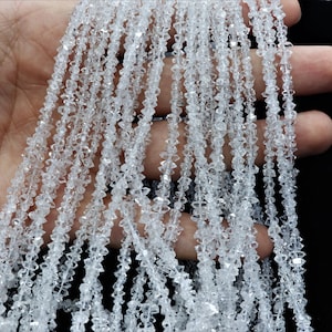 K&ouml;nnte beinhalten: Eine Str&auml;hne aus klaren, facettierten, diamantf&ouml;rmigen Perlen. Die Perlen sind auf einem d&uuml;nnen Draht aufgef&auml;delt und haben eine Gr&ouml;&szlig;e von etwa 4 mm.