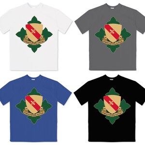 Może przedstawiać: Cztery koszulki w kolorze białym, szarym, niebieskim i czarnym. Każda koszulka ma wzór tarczy z czerwono-złotym emblematem, zielonym wzorem kwiatowym i napisem "STRENGTH THRU SUPPORT".