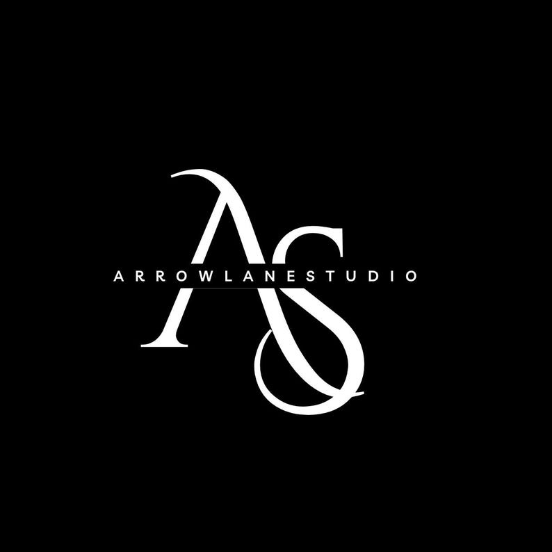 Puede incluir: Logotipo blanco sobre fondo negro. El logo presenta las letras "A" y "S" entrelazadas en una fuente estilizada y elegante. Debajo, el texto "ARROWLANESTUDIO" est&aacute; escrito en una fuente sencilla sin serifa.