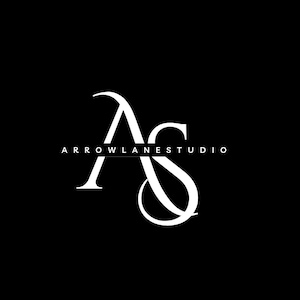 Puede incluir: Logotipo blanco sobre fondo negro. El logo presenta las letras "A" y "S" entrelazadas en una fuente estilizada y elegante. Debajo de las letras, el texto "ARROWLANESTUDIO" se muestra en una fuente sencilla sin serifa.