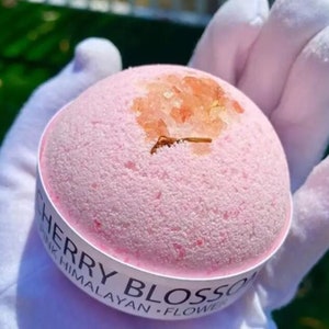 桜とヒマラヤ岩塩のバスボム - 8オンス - 手作り、セルフケア、スパ、ギフト、美容、動物実験なし、ビーガン、ボディ、ホリデーギフト