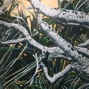 Op de afbeelding: Abstracte schilderij van een bos scène met witte takken en groene bladeren. De takken hebben een gevlekt patroon en zijn verweven met de bladeren. De achtergrond is licht oranje.