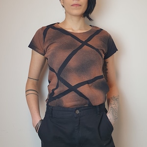抽象的なパターンの漂白 t シャツ、幾何学的なパターンのヴィンテージ デザイン t シャツ、ゴシック t シャツ、綿製の黒