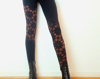 Gebleichte Boho Blumen Leggings mit Blumenmuster, schwarze Festival Leggings, hangefärbt