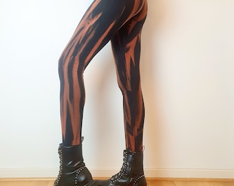 Batikleggings mit gestreiftem Feuermuster, gebleicht, postapokalyptisch, oversize plussize curvy