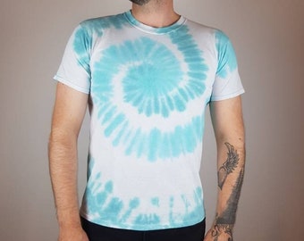 Batik T-Shirt für Männer mit grüner Spirale für, Festivaloutift, bunte alternative Männermode