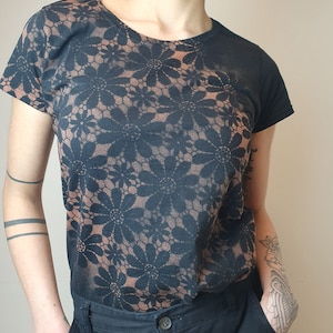 Gebleichtes T-Shirt mit Blumenspitze, Mandala Muster, Vintagedesign T-Shirt mit Spitze, Gothic T-Shirt, schwarz aus Baumwolle Bild 4