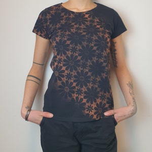 Gebleichtes T-Shirt mit Blumenspitze, Mandala Muster, Vintagedesign T-Shirt mit Spitze, Gothic T-Shirt, schwarz aus Baumwolle Bild 9