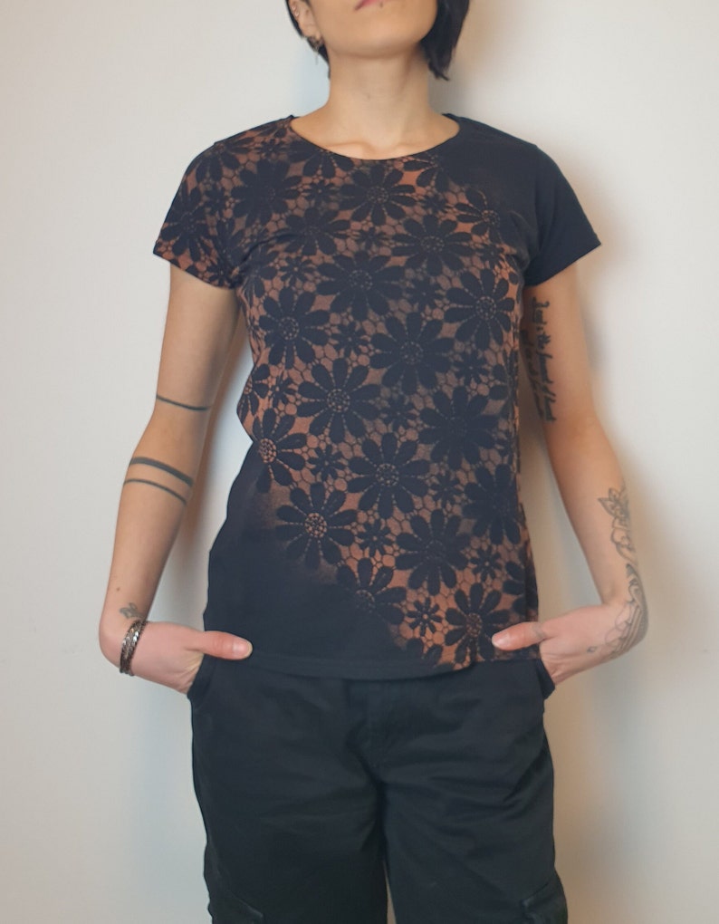 Gebleichtes T-Shirt mit Blumenspitze, Mandala Muster, Vintagedesign T-Shirt mit Spitze, Gothic T-Shirt, schwarz aus Baumwolle Bild 9