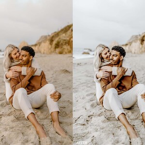 Puede incluir: Una pareja est&aacute; sentada en una playa de arena, la mujer est&aacute; abrazando al hombre por detr&aacute;s. Ambos llevan ropa informal, el hombre lleva un su&eacute;ter marr&oacute;n y pantalones blancos, la mujer lleva un su&eacute;ter blanco y pantalones blancos.