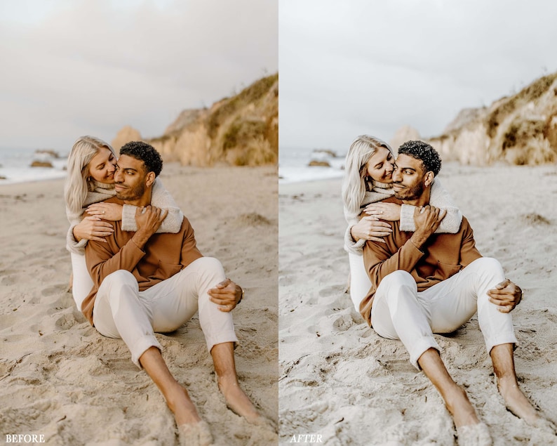 Puede incluir: Una pareja est&aacute; sentada en una playa de arena, la mujer est&aacute; abrazando al hombre por detr&aacute;s. Ambos llevan ropa informal, el hombre lleva un su&eacute;ter marr&oacute;n y pantalones blancos, la mujer lleva un su&eacute;ter blanco y pantalones blancos.