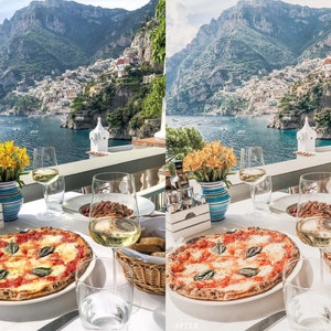 Op de afbeelding: Een tafeldekking met een wit tafelkleed, een pizza met rode saus en mozzarellakaas, een glas witte wijn, een vaas met gele bloemen en uitzicht op een stad op een klif met uitzicht op de zee.