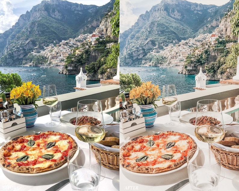 Op de afbeelding: Een tafeldekking met een wit tafelkleed, een pizza met rode saus en mozzarellakaas, een glas witte wijn, een vaas met gele bloemen en uitzicht op een stad op een klif met uitzicht op de zee.