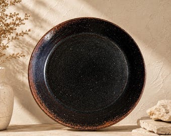 Piatto vintage firmato, realizzato a mano in ceramica d'autore, 26 cm, con smalto nero-marrone.