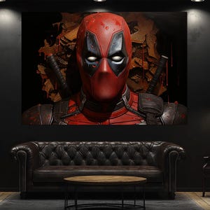 K&ouml;nnte beinhalten: Ein gro&szlig;er Leinwanddruck mit Deadpool's Gesicht. Die rote und schwarze Maske des Superhelden ist detailliert, mit wei&szlig;en Augen. Der Hintergrund ist dunkel mit einem strukturierten, braunen und roten Design. Zwei Schwerter sind sichtbar.