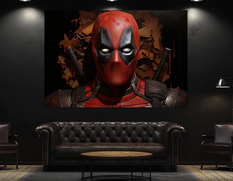 K&ouml;nnte beinhalten: Ein gro&szlig;er Leinwanddruck mit Deadpool's Gesicht. Die rote und schwarze Maske des Superhelden ist detailliert, mit wei&szlig;en Augen. Der Hintergrund ist dunkel mit einem strukturierten, braunen und roten Design. Zwei Schwerter sind sichtbar.