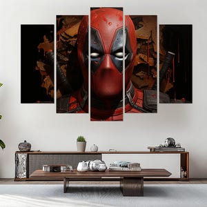 K&ouml;nnte beinhalten: Ein f&uuml;nfteiliger Leinwandkunstdruck mit der Figur Deadpool. Das Kunstwerk zeigt eine Nahaufnahme von Deadpools roter und schwarzer Maske und seinem Kost&uuml;m vor einem dunklen, strukturierten Hintergrund. Das Bild ist eine lebendige Darstellung des Comic-Antihelden.