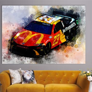 Könnte beinhalten: Ein Aquarellbild eines roten, schwarzen und gelben Rennwagens mit der Nummer 23 und den Worten "Wallace" und "McDonald's" darauf.