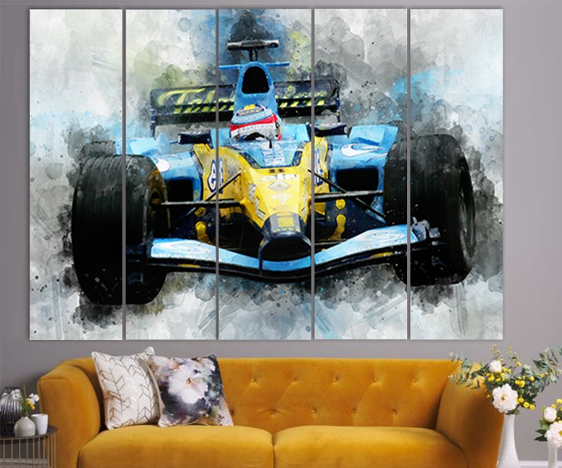 K&ouml;nnte beinhalten: Mehrteiliger Leinwanddruck eines Formel-1-Rennwagens im Aquarellstil. Das Auto ist &uuml;berwiegend blau und gelb, mit schwarzen Reifen und einem Fahrer. Der Hintergrund zeigt graue und wei&szlig;e Aquarellspritzer.